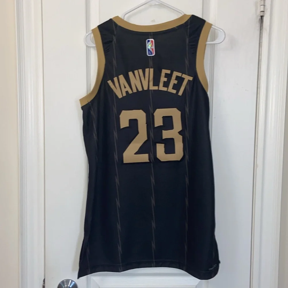 Size medium Authentic - Picture 2 of 2